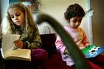 Annelise, 9, og Mariam, 6, var torsdag på biblioteket på Jemtelandsgade på Amager. - Foto: Martin Lehmann 
