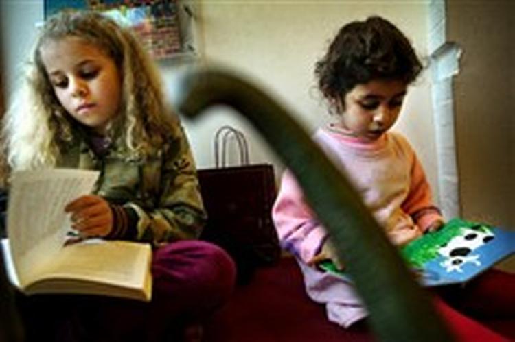 Annelise, 9, og Mariam, 6, var torsdag på biblioteket på Jemtelandsgade på Amager. - Foto: Martin Lehmann 