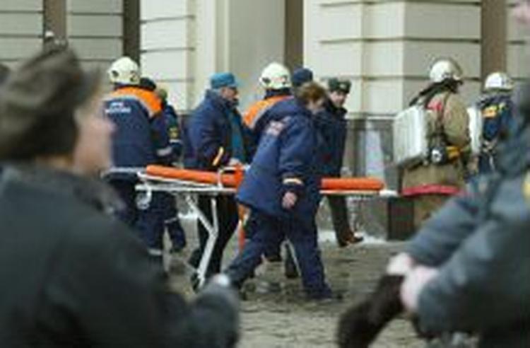 Over 100 ambulancer, mange læger og redningsfolk blev straks sendt til eksplosionsstedet. - Foto: AP 