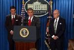 Bush præsenterede formændene for kommissionen, demokraten Charles Robb og pensioneret dommer Laurence Silberman. - Foto: AP 