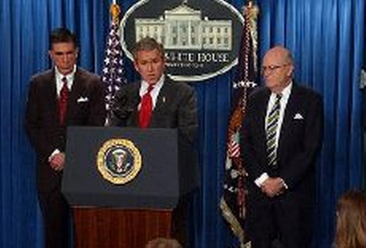Bush præsenterede formændene for kommissionen, demokraten Charles Robb og pensioneret dommer Laurence Silberman. - Foto: AP 