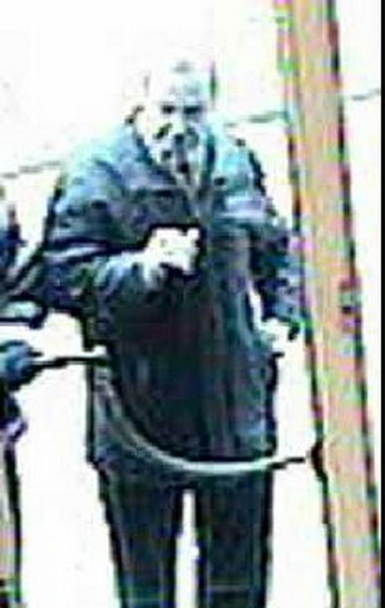 Den ene af de efterlyste dagen før røveriet. - Foto: Københavns Politi 