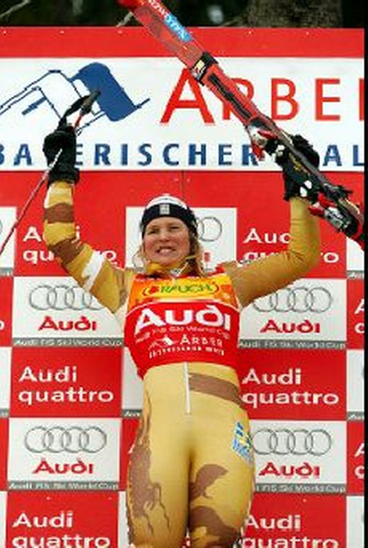 Anja Pärson på podiet. - Foto: AP 