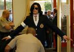 Jackson kropsvisiteres før den indledende høring. - Foto: AP 