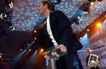 Den 29-årige sanger i bandet Latin Fever, Tomas Thordarson, kom i den grad ud over rampen og høstede salens største bifald til Melodi Grand Prix i Atleticon-hallen i Århus. - Foto: Rasmus Baaner 