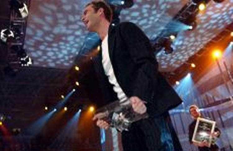 Den 29-årige sanger i bandet Latin Fever, Tomas Thordarson, kom i den grad ud over rampen og høstede salens største bifald til Melodi Grand Prix i Atleticon-hallen i Århus. - Foto: Rasmus Baaner 