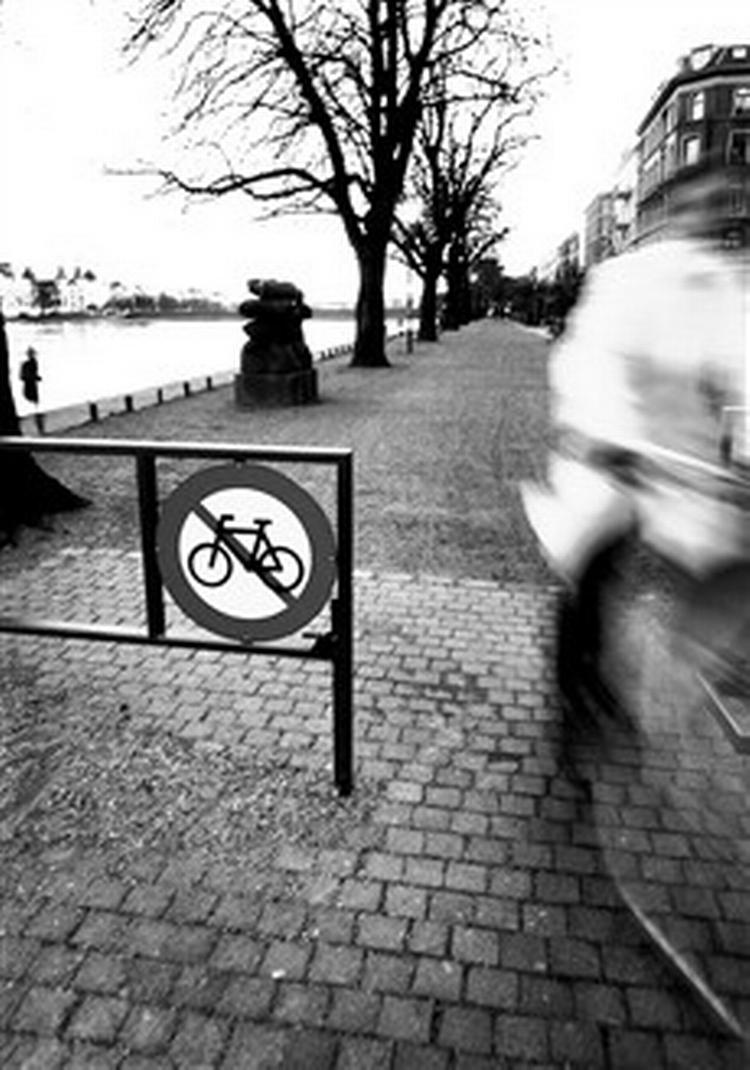 Cykler forbudt   men det kan være svært at stå for fristelsen. Især når de cykelbomme, der blev sat op for nylig, er blevet ødelagt af hærværk.   Camilla Stephan! 