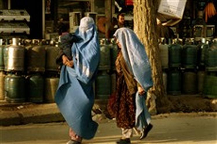 Mange kvinder i Afghanistan vælger stadig at gå med burka. - Foto: Marie Andergren 