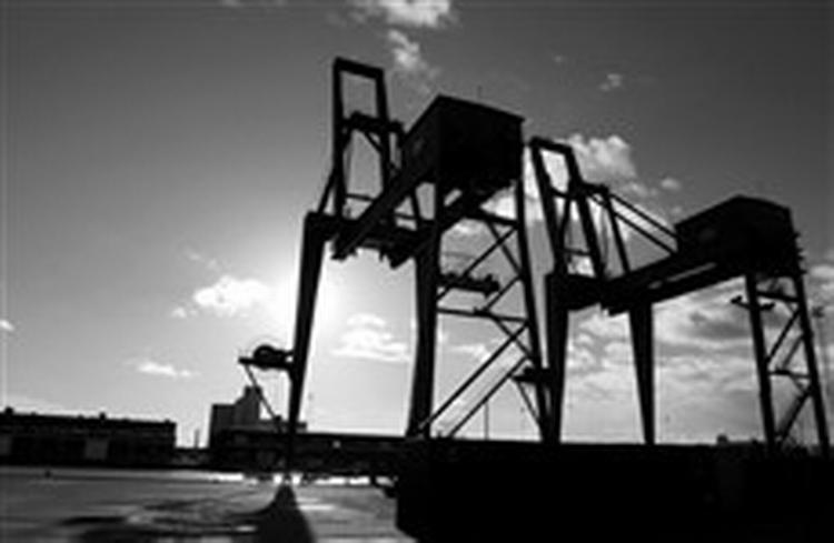 Københavns Havn er en af de mange danske havne, der skal sikre sig mod terrorister. Ellers vil fragtskibe sejle uden om Københavns Havn.   Foto: Jens Dresling 