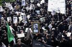 Tusindvis af irakere fulgte i efteråret den moderate shialeder, ayatollah Baqr al-Hakim, til graven. Angrebet, en bilbombe foran en moské i Najaf, er ikke opklaret. - Foto: AP 