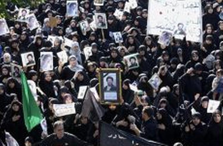 Tusindvis af irakere fulgte i efteråret den moderate shialeder, ayatollah Baqr al-Hakim, til graven. Angrebet, en bilbombe foran en moské i Najaf, er ikke opklaret. - Foto: AP 