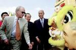 Kong Carl Gustav sammen med Sultanen af Brunei. - Foto: AP 