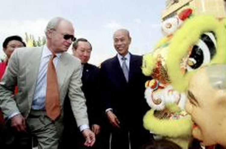 Kong Carl Gustav sammen med Sultanen af Brunei. - Foto: AP 