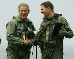 George Bush optrådte i fuld uniform. da han ankom med jagerfly til hangarskibet 'Abraham Lincoln' 1. maj sidste år. - Foto: AP 