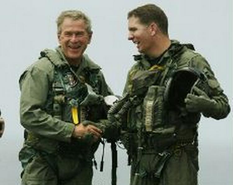 George Bush optrådte i fuld uniform. da han ankom med jagerfly til hangarskibet 'Abraham Lincoln' 1. maj sidste år. - Foto: AP 