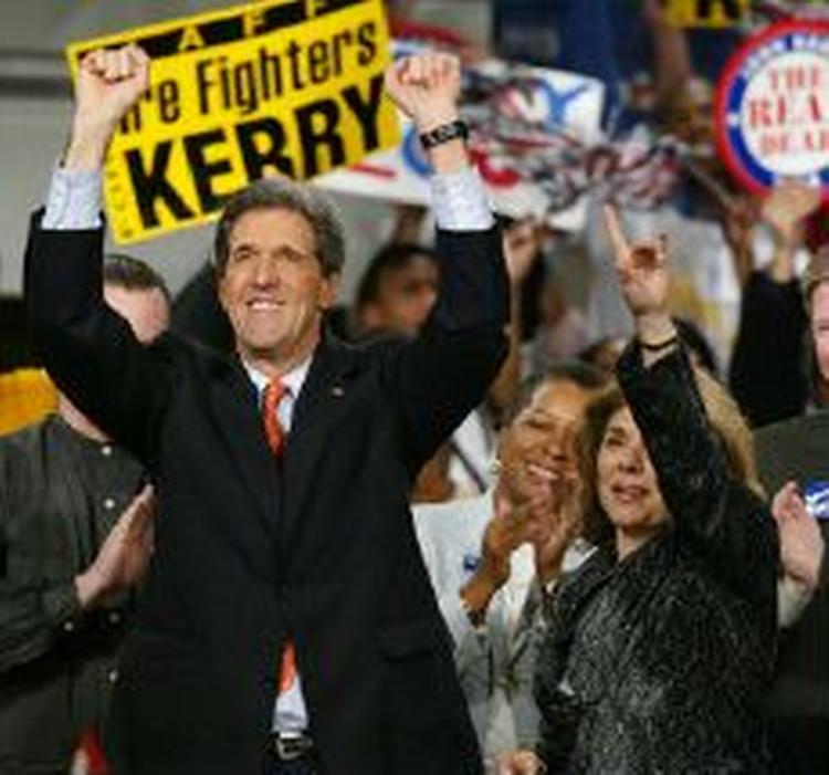 John Kerry og hans kone Teresa efter sejren i nat. - foto: AP 