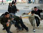 Palæstinensere går i dækning under skudvekslingerne i den østlige del af Gaza By. - Foto: AP 