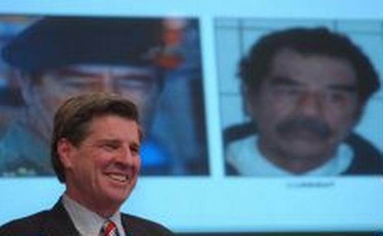 Den amerikanske leder i Irak, Paul Bremer, kunne stolt annoncere tilfangetagelsen af Saddam Hussein 13. december. Siden har offentligheden ikke hørt eller set nyt fra den tidligere irakiske leder. - Arkivfoto: AP 