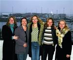 De tre af kvinderne, Marianne Buus (nr. 4 fra venstre), Lise Gottfred Petersen (5) og Lotte Thorsøe (3) repræsenterer Glasgalleriet Klintegaarden, de to andre, Micha Karlslund (3) og Susanne Jøker (1) Johnsen, er med som gæsteuds 