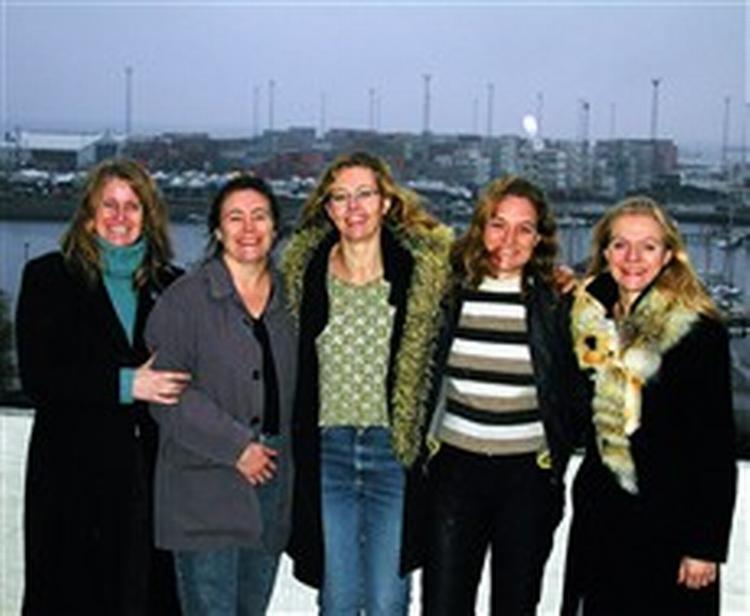 De tre af kvinderne, Marianne Buus (nr. 4 fra venstre), Lise Gottfred Petersen (5) og Lotte Thorsøe (3) repræsenterer Glasgalleriet Klintegaarden, de to andre, Micha Karlslund (3) og Susanne Jøker (1) Johnsen, er med som gæsteuds 