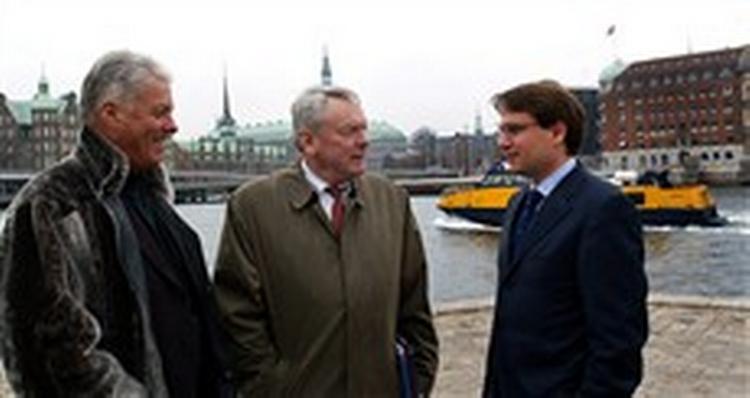 IOC-medlem og DIF-formand Kai Holm, IOC-medlem og WADA-præsident Dick Pound og kulturminister Brian Mikkelsen (K) mødtes i København for et år siden i forbindelse med vedtagelsen af den internationale antidopingkodeks.   Foto: Ni 