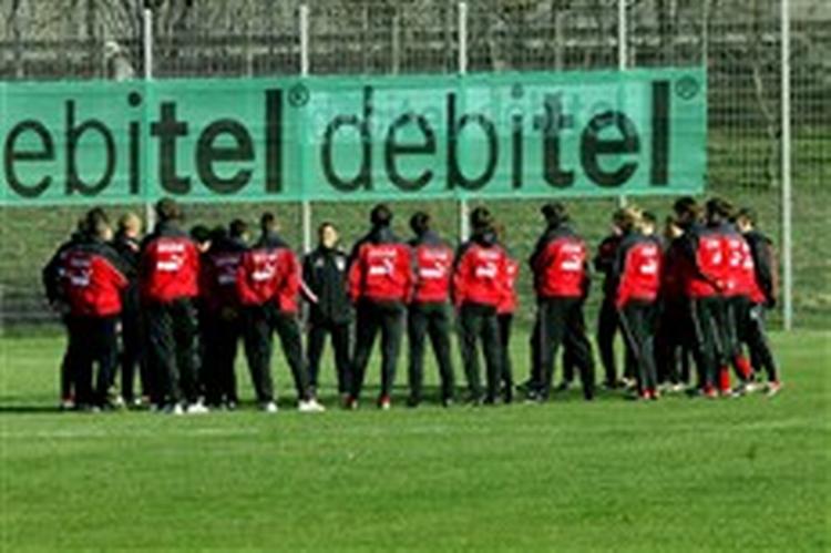 I halvanden time fik VfB Stuttgarts spillere lov til at stå på træningsbanen efter weekendens nederlag i Bundesligaen.   Foto: Rudel 