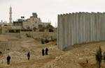 Flere steder er den såkaldte sikkerhedsbarriere en flere meter høj betonmur. - Foto: AP 