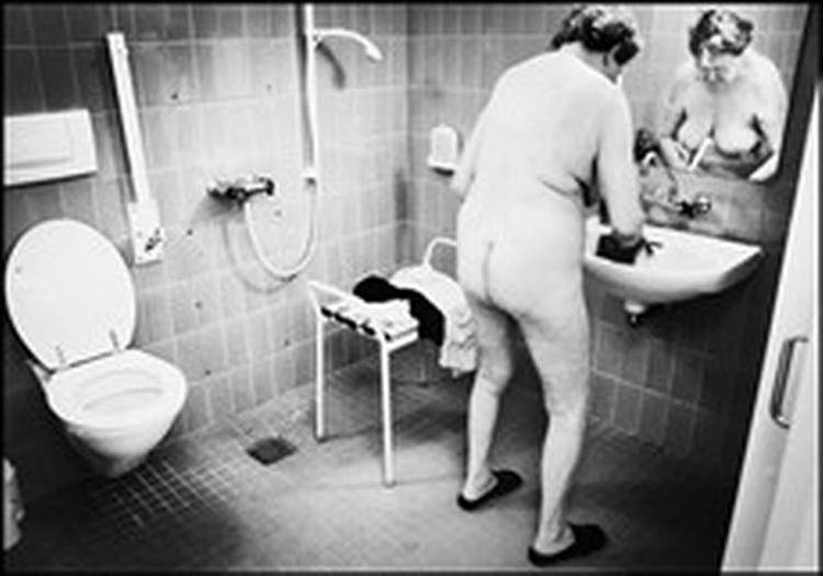 En dag om ugen får Karen hjælp til at komme i bad. De andre dage står den på etagevask. 