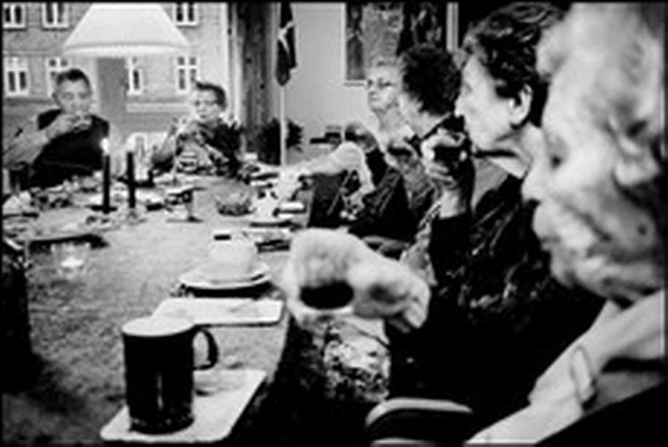 Lizzis fødselsdag bliver fejret med maner i den fælles dagligstue. Fra bordenden skåler hun i sherry med de andre beboere på anden sal. Leo nøjes med kaffe. 