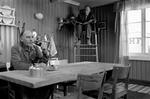 Grotesk. Den svenske skuespiller Tomas Norström er højt til vejrs som observatør Folke, mens den tvære norske ungkarl Isak, spillet af Joachim Calmeyer, pukler for at få en norrlandshest af træ. - Foto: SF-Fox Film 