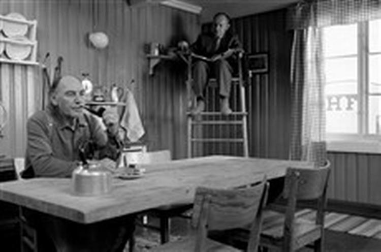 Grotesk. Den svenske skuespiller Tomas Norström er højt til vejrs som observatør Folke, mens den tvære norske ungkarl Isak, spillet af Joachim Calmeyer, pukler for at få en norrlandshest af træ. - Foto: SF-Fox Film 