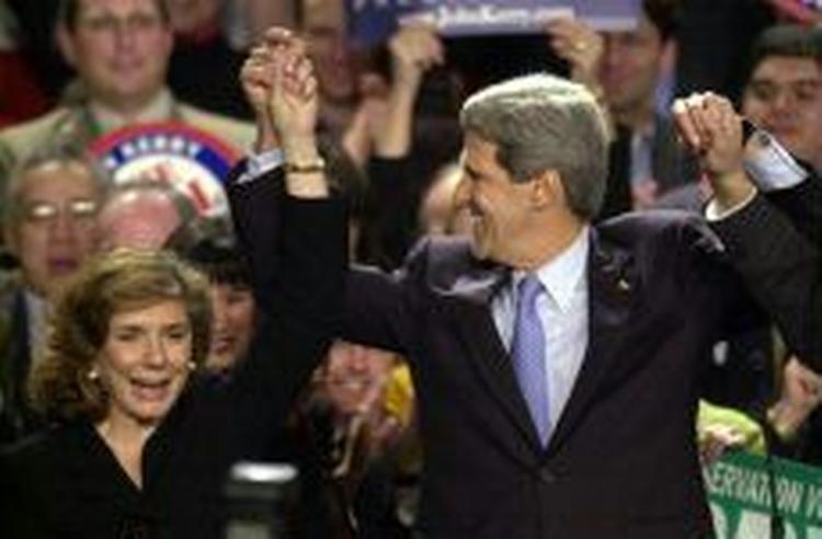 John Kerry holder hånd med sin kone Teresa. - Foto: AP 