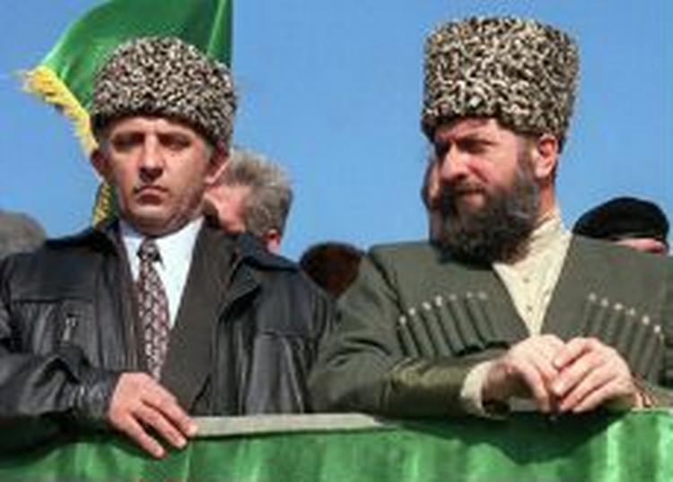 Selimkhan Jandarbijev (th.) sammen med Maskhadov. - Arkivfoto: AP 
