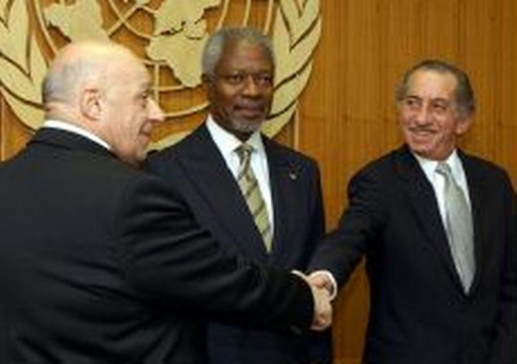 Kofi Annan omgivet af Tassos Papadopoulos, th, og Rauf Denktash, tv. - Foto: AP 