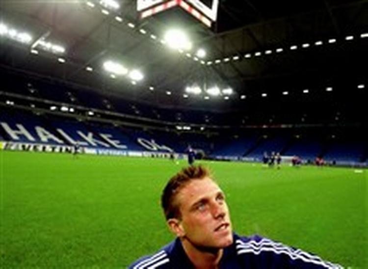 Udekampen mod Schalke 04 på Arena Auf Schalke var Karsten Johansens internationale debut. - Foto: Lars Poulsen 