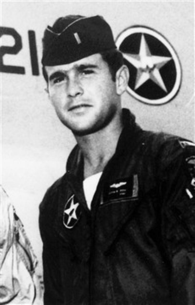 Dette foto fra 1968 viser George W. Bush, mens han var løjtnant i den texanske Nationalgardes flyvevåben og stationeret nær Houston.   Foto: AP 