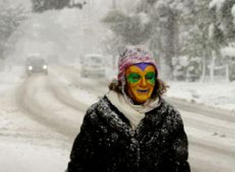 Snevejret i Athen faldt sammen med karnevallet. - Foto: AP 