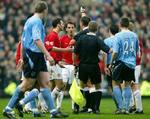 Gary Neville bliver sendt ud. - Foto: AP 