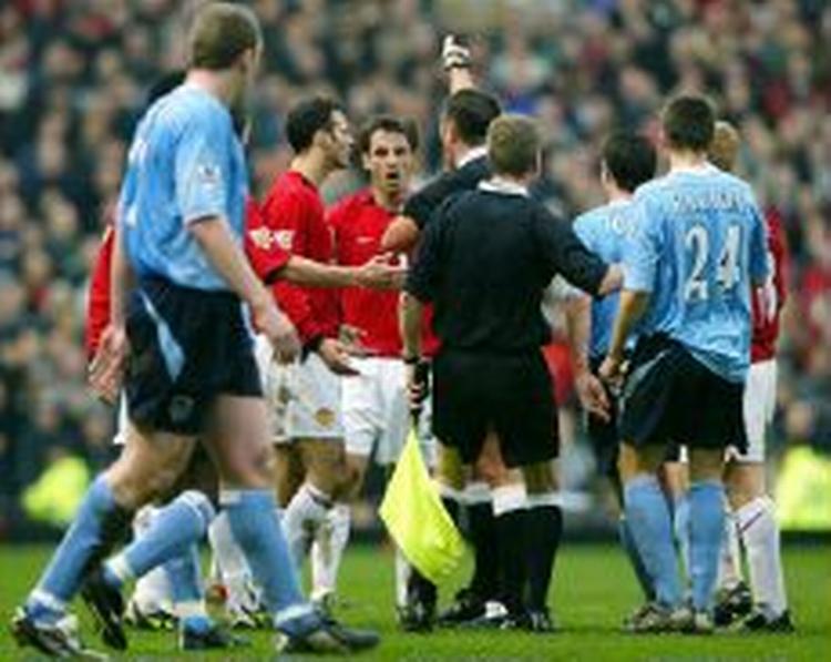Gary Neville bliver sendt ud. - Foto: AP 