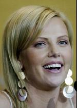 Charlize Theron fotograferet ved pressekonferencen før visningen af filmen Monsters på festivalen. - Foto: AP 