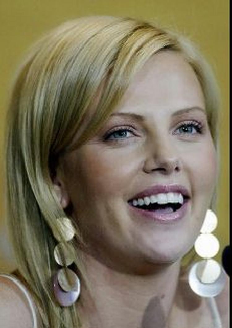 Charlize Theron fotograferet ved pressekonferencen før visningen af filmen Monsters på festivalen. - Foto: AP 