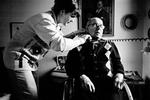 Orla Hinsch på 94 får hver dag hjælp til at blive vasket, klædt på og få morgenmad. De fleste dage er det hans faste hjemmehjælper, Pia Poulsen Andersen, der kommer.   Foto: Thomas Borberg 