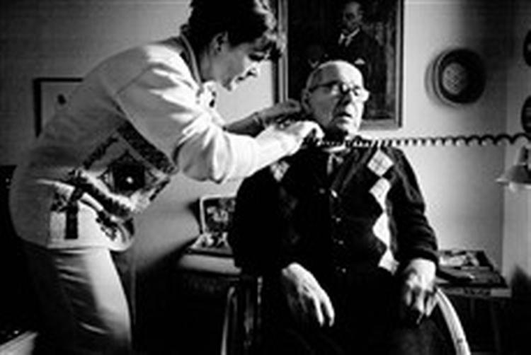 Orla Hinsch på 94 får hver dag hjælp til at blive vasket, klædt på og få morgenmad. De fleste dage er det hans faste hjemmehjælper, Pia Poulsen Andersen, der kommer.   Foto: Thomas Borberg 
