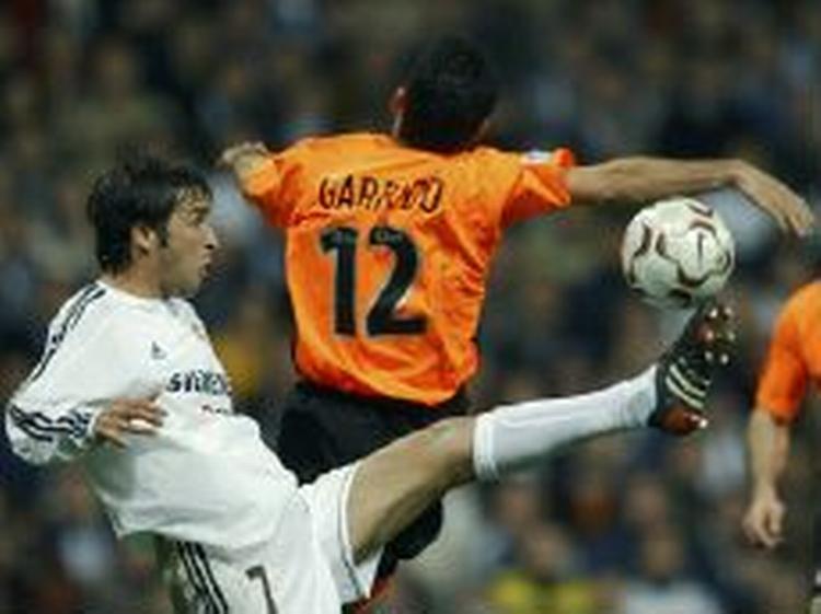 Raul (hvid) havde de fleste af hjemmeholdets chancer, men fik ikke i aftes mulighed for at kysse ringen efter en scoring. - Foto: AP 