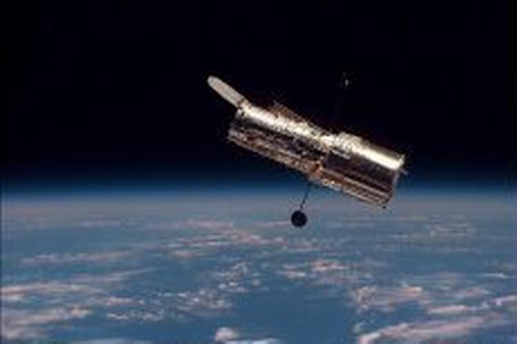 Det var blandt andet med hjælp fra Hubble-rumteleskopet, at forskere var i stand til at finde den fjerne galakse. - Foto: AP 