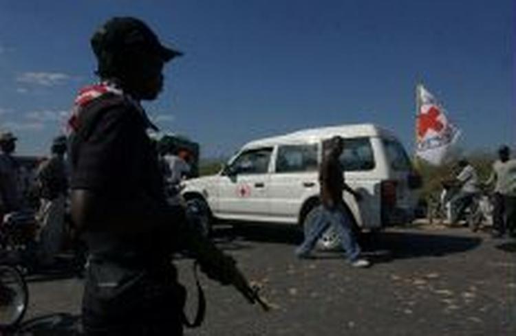 Oprørere eskorterer en konvoj fra Røde Kors til byen Gonaives, hvor oprøret begyndte for små to uger siden. - Foto: AP 
