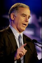 Dean har talt til et par hundrede tilhørere på Wisconsin La Crosse universitetet. - Foto: AP 