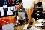 63-årige Søren Poulsen delte mandag kopier ud på flere skoler. - Foto: Miriam Dalsgaard 