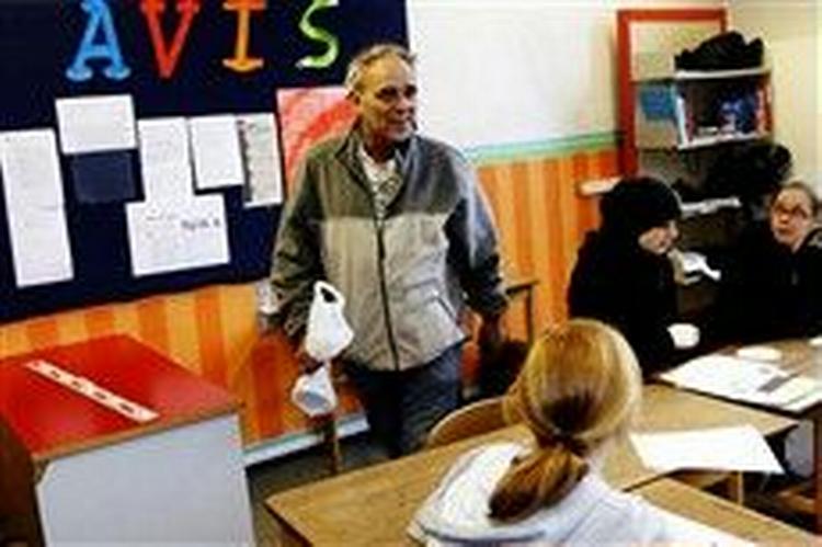 63-årige Søren Poulsen delte mandag kopier ud på flere skoler. - Foto: Miriam Dalsgaard 