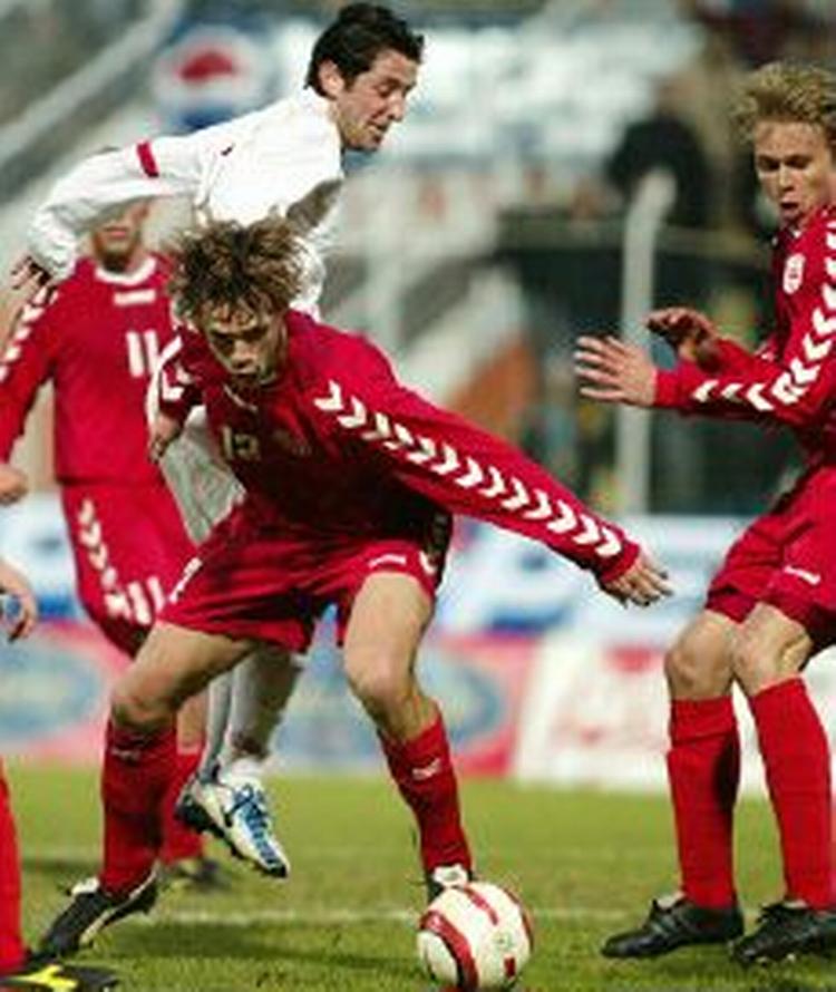 René Henriksen roser sin afløser, Per Krøldrup, for at virke 'dejlig kølig' i omgangen med bolden. - Foto: AP 